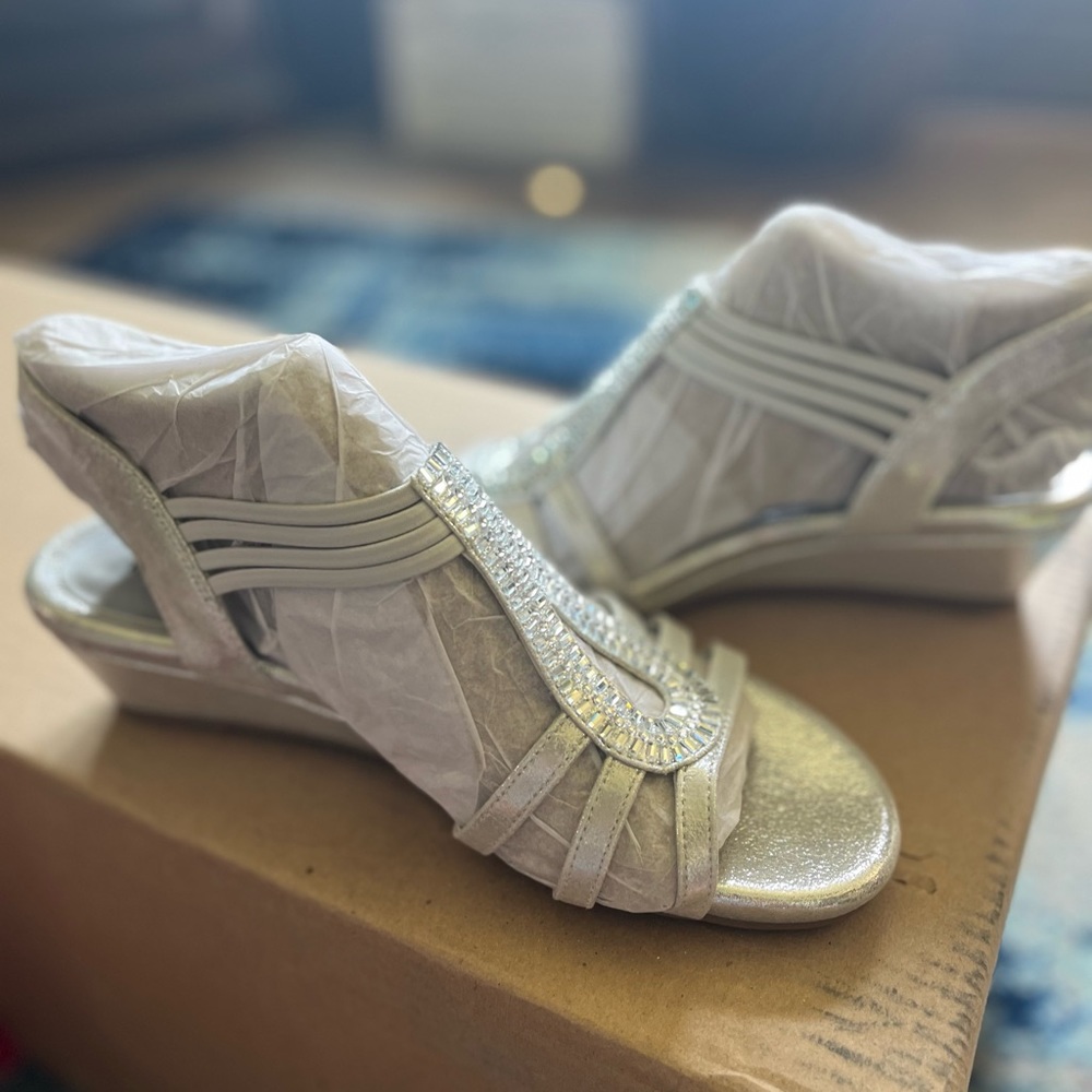 NEW Kelly & Katie silver dress shoes sz 8